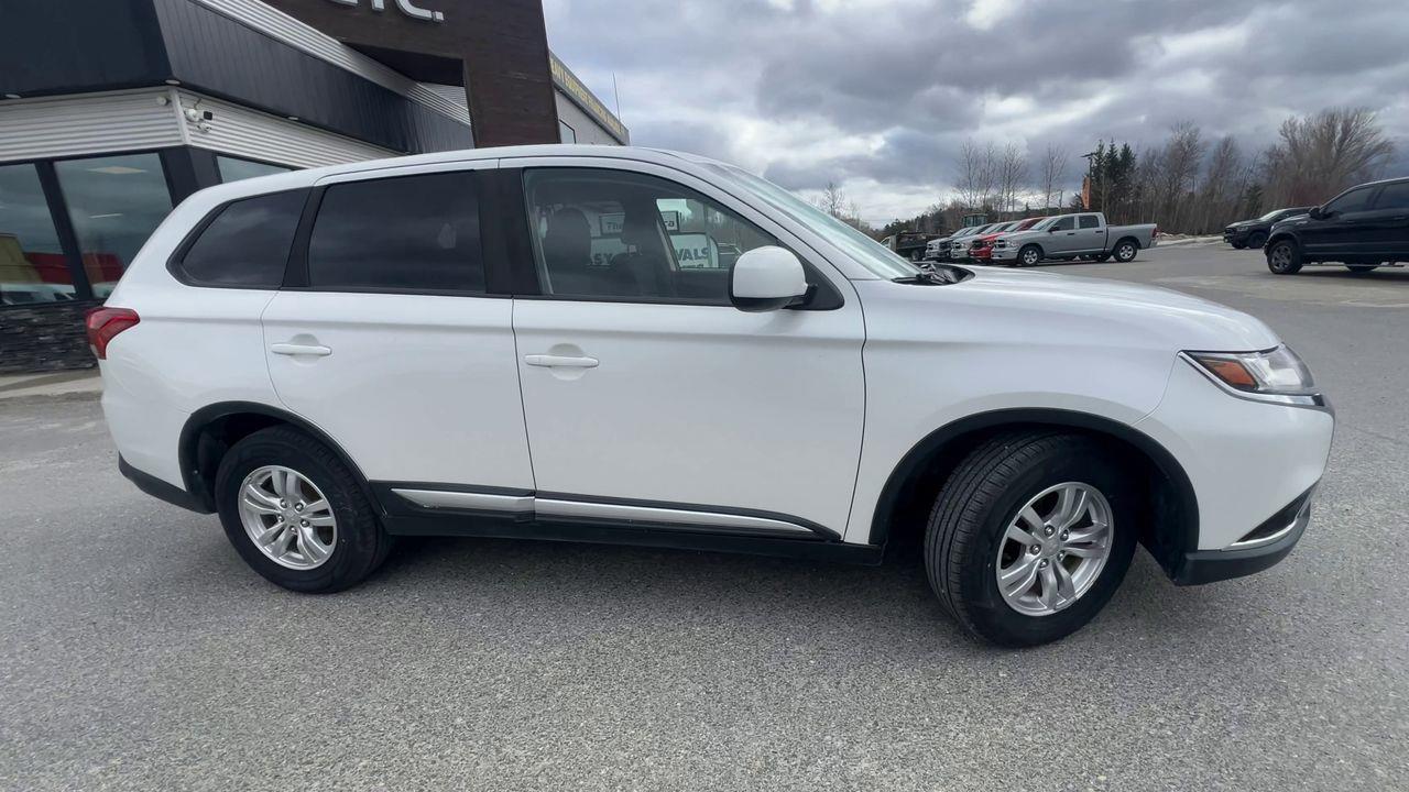 2019 Mitsubishi Outlander ES 4X4, HEATED FRONT SEATS, BACK UP CAM!! Photo