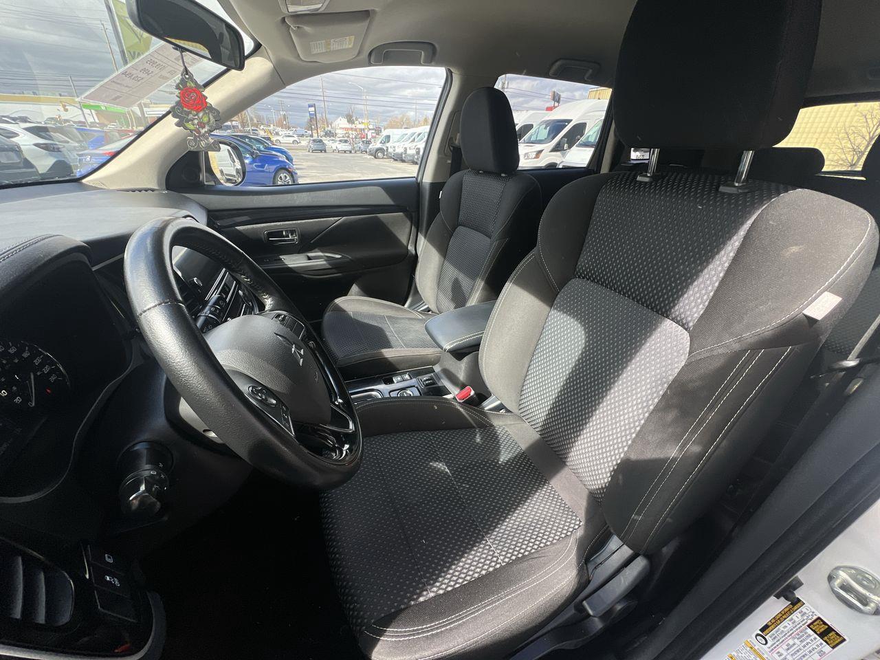 2019 Mitsubishi Outlander ES 4X4, HEATED FRONT SEATS, BACK UP CAM!! Photo