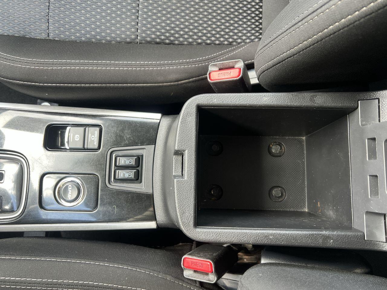 2019 Mitsubishi Outlander ES 4X4, HEATED FRONT SEATS, BACK UP CAM!! Photo