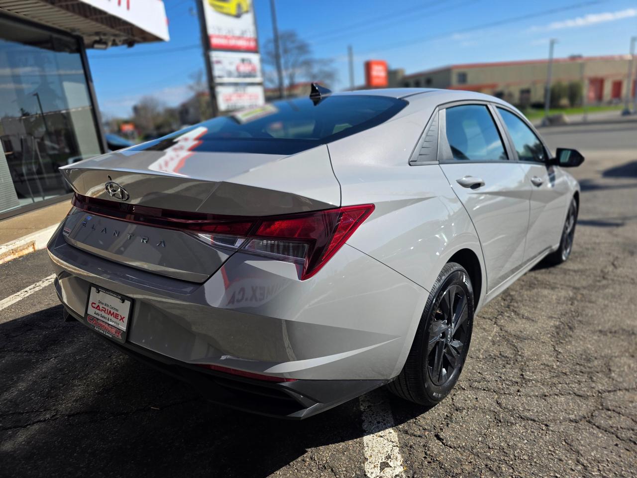 2023 Hyundai Elantra Preferred w/Tech Package LOW KMS | ONE OWNER | NAVI | Sunroof | BSM | Heated Seats Photo4