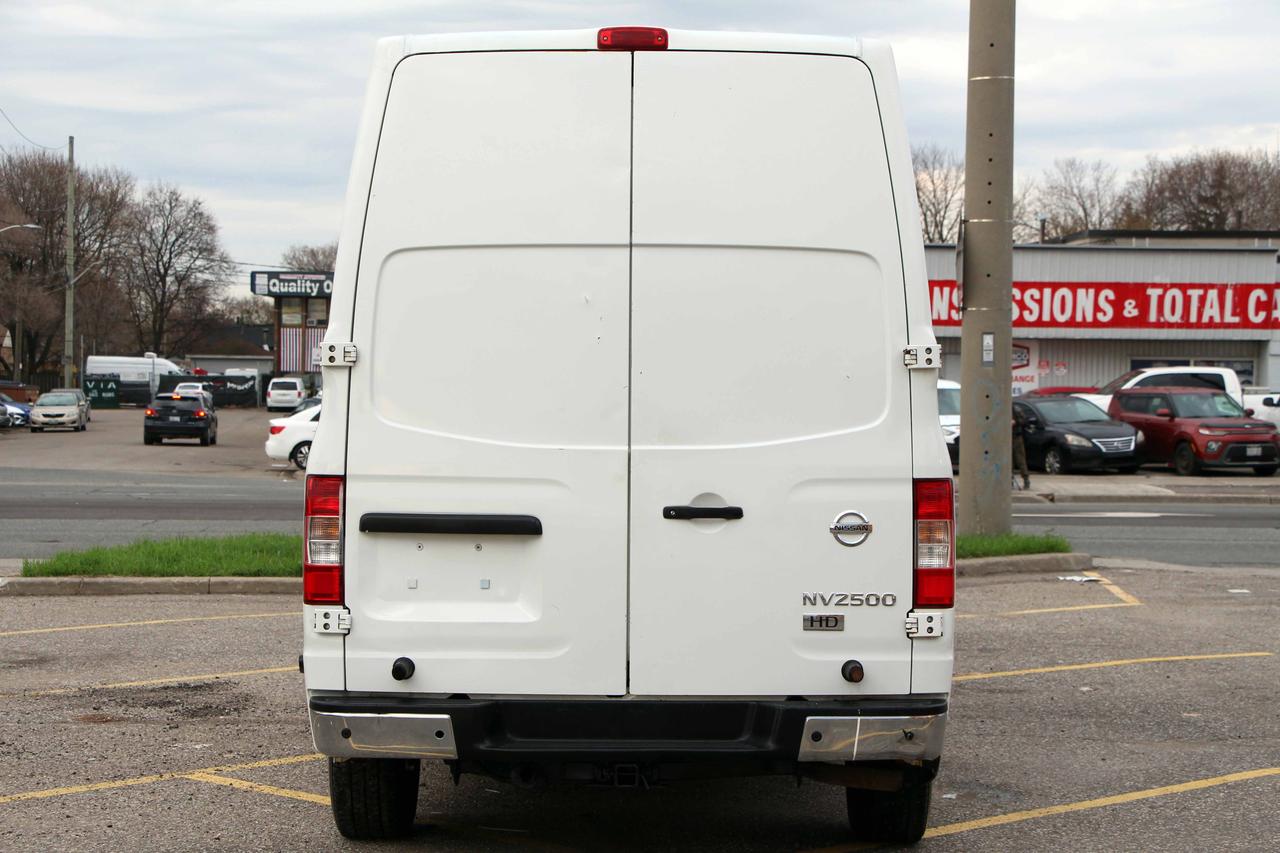 2015 Nissan NV 2500 SV Photo