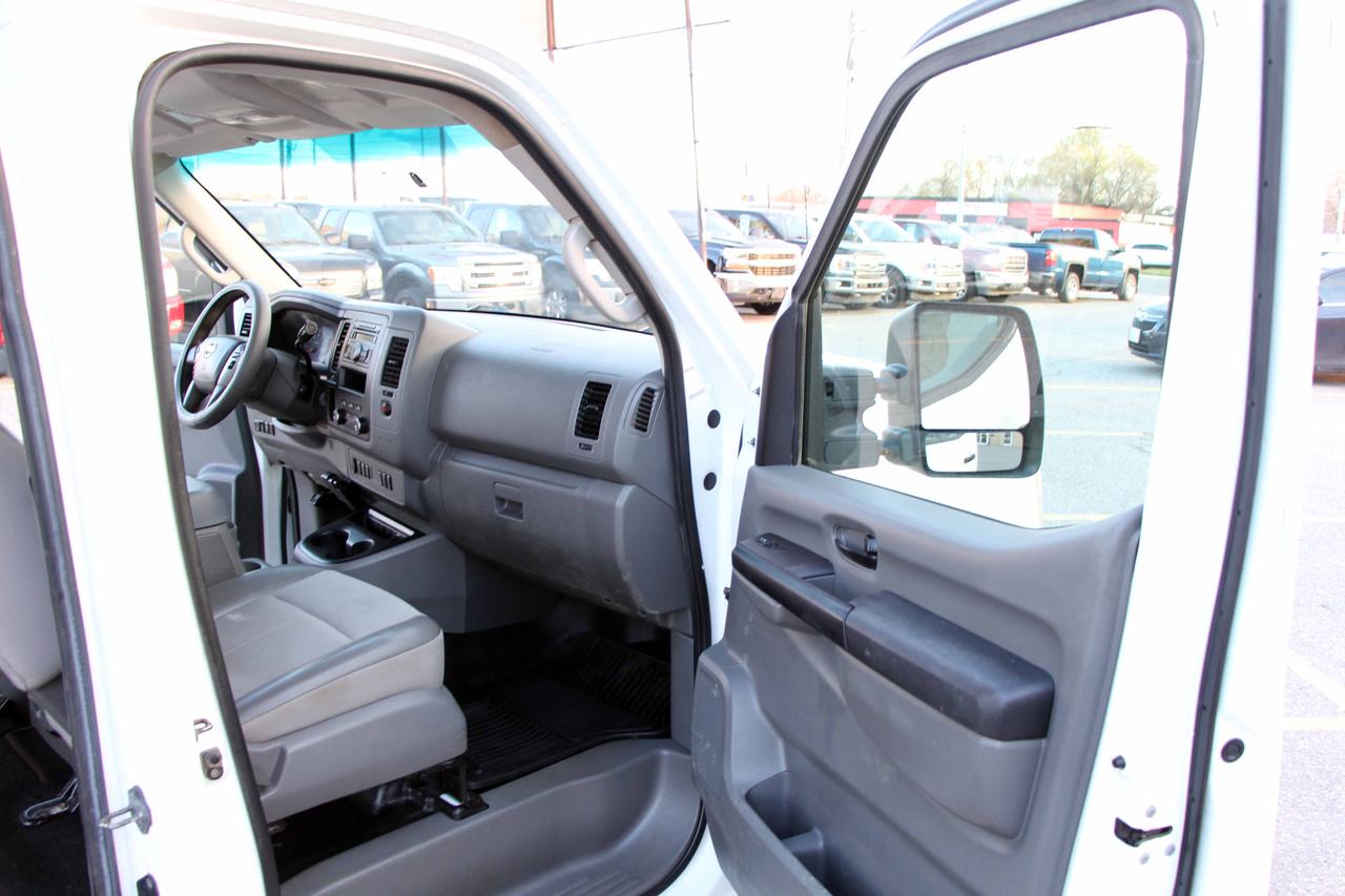 2015 Nissan NV 2500 SV Photo