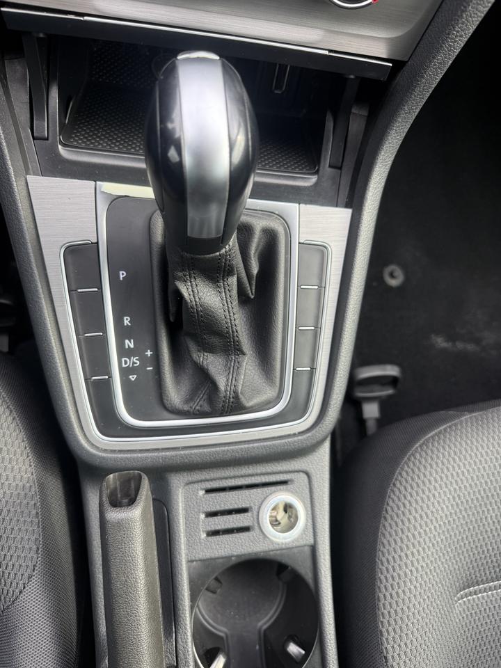 2015 Volkswagen Golf TRENDLINE Photo