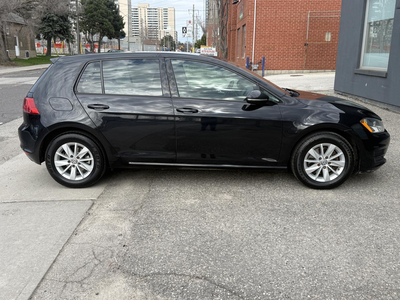 2015 Volkswagen Golf TRENDLINE Photo