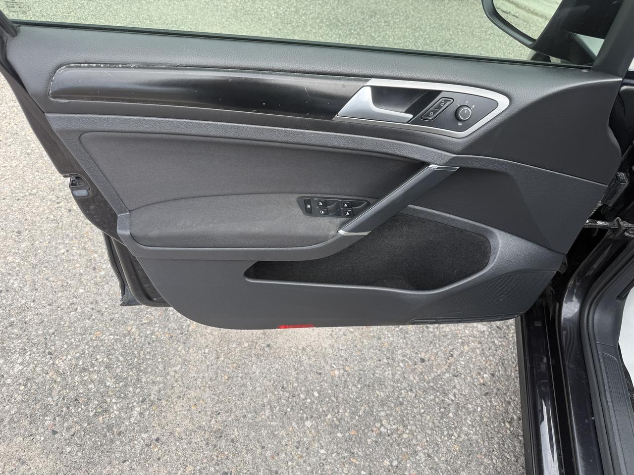 2015 Volkswagen Golf TRENDLINE Photo
