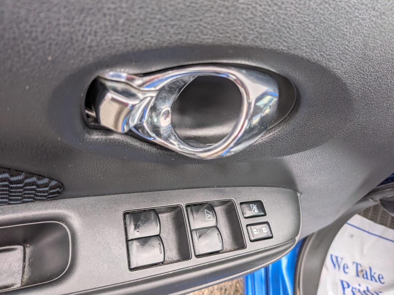 2014 Nissan Versa 5dr HB 1.6 Photo