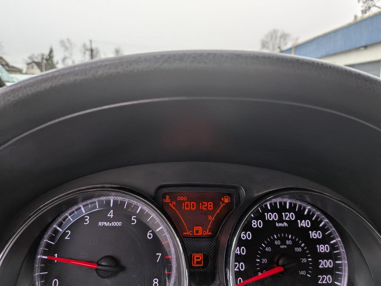 2014 Nissan Versa 5dr HB 1.6 Photo