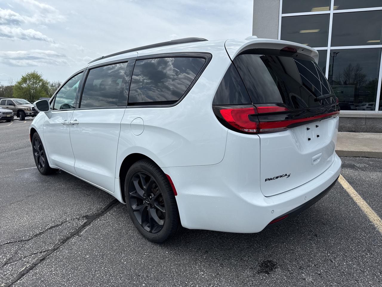 2022 Chrysler Pacifica Touring L Photo3