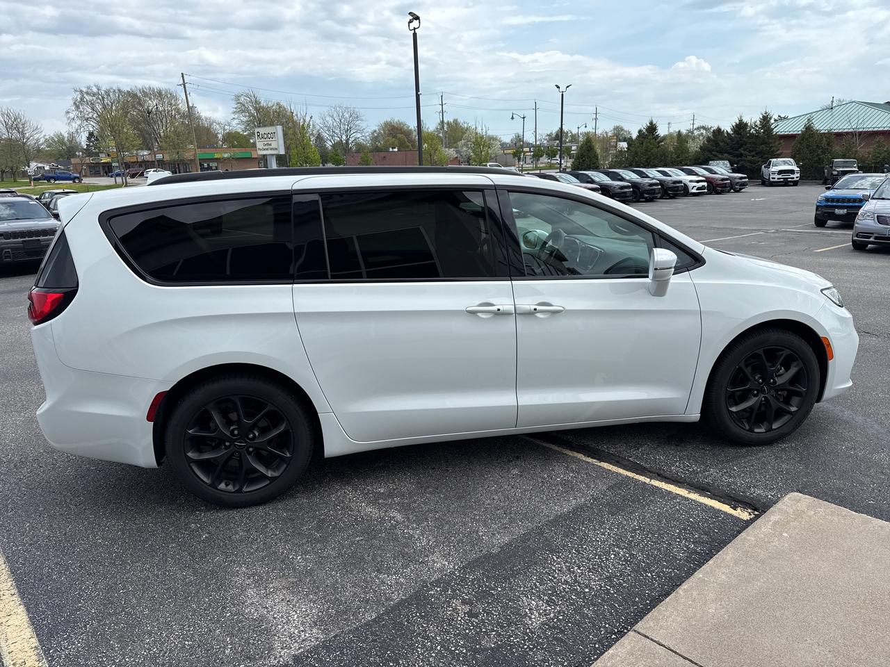 2022 Chrysler Pacifica Touring L Photo