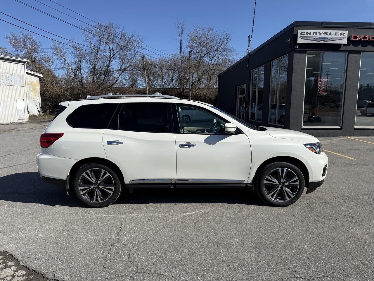 2020 Nissan Pathfinder 4x4 Platinum AWD - Low kms - Double Sunroof! Photo