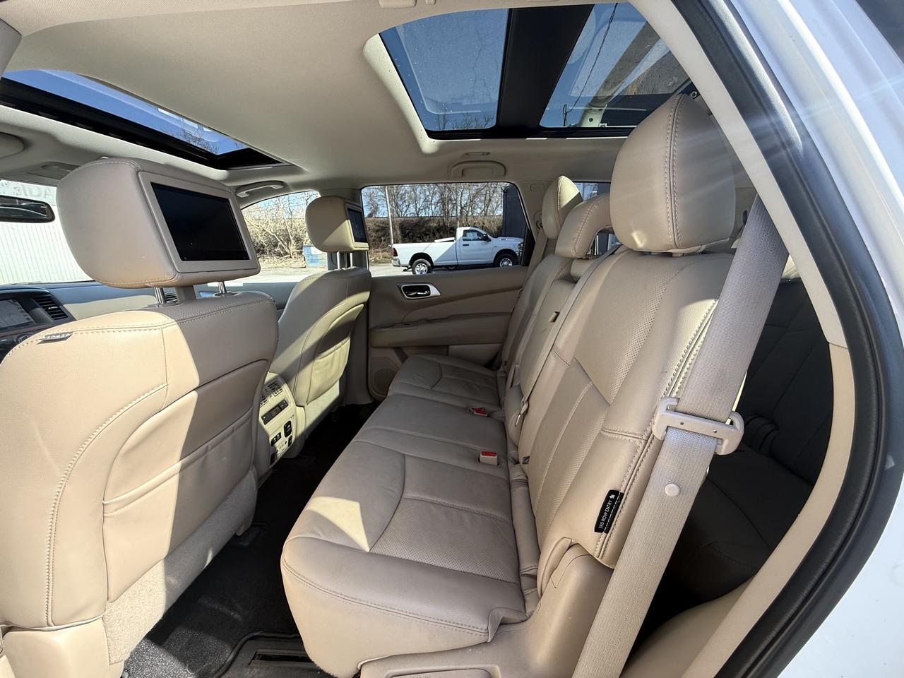 2020 Nissan Pathfinder 4x4 Platinum AWD - Low kms - Double Sunroof! Photo