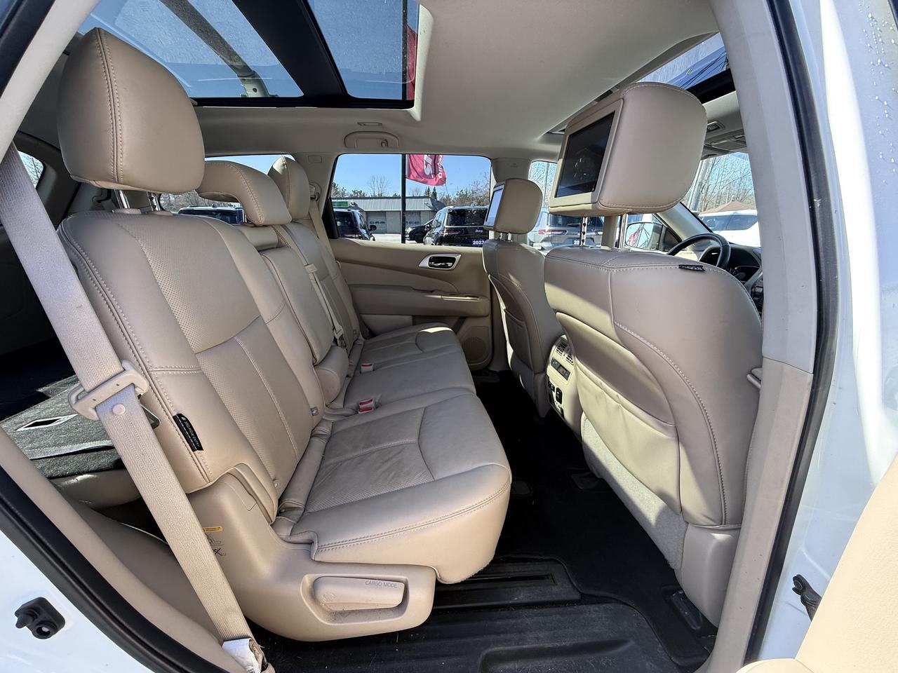 2020 Nissan Pathfinder 4x4 Platinum AWD - Low kms - Double Sunroof! Photo