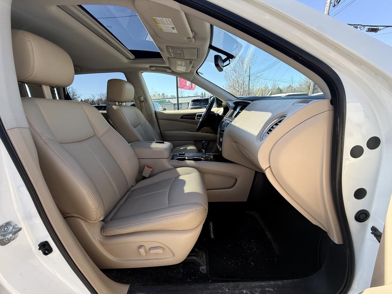 2020 Nissan Pathfinder 4x4 Platinum AWD - Low kms - Double Sunroof! Photo