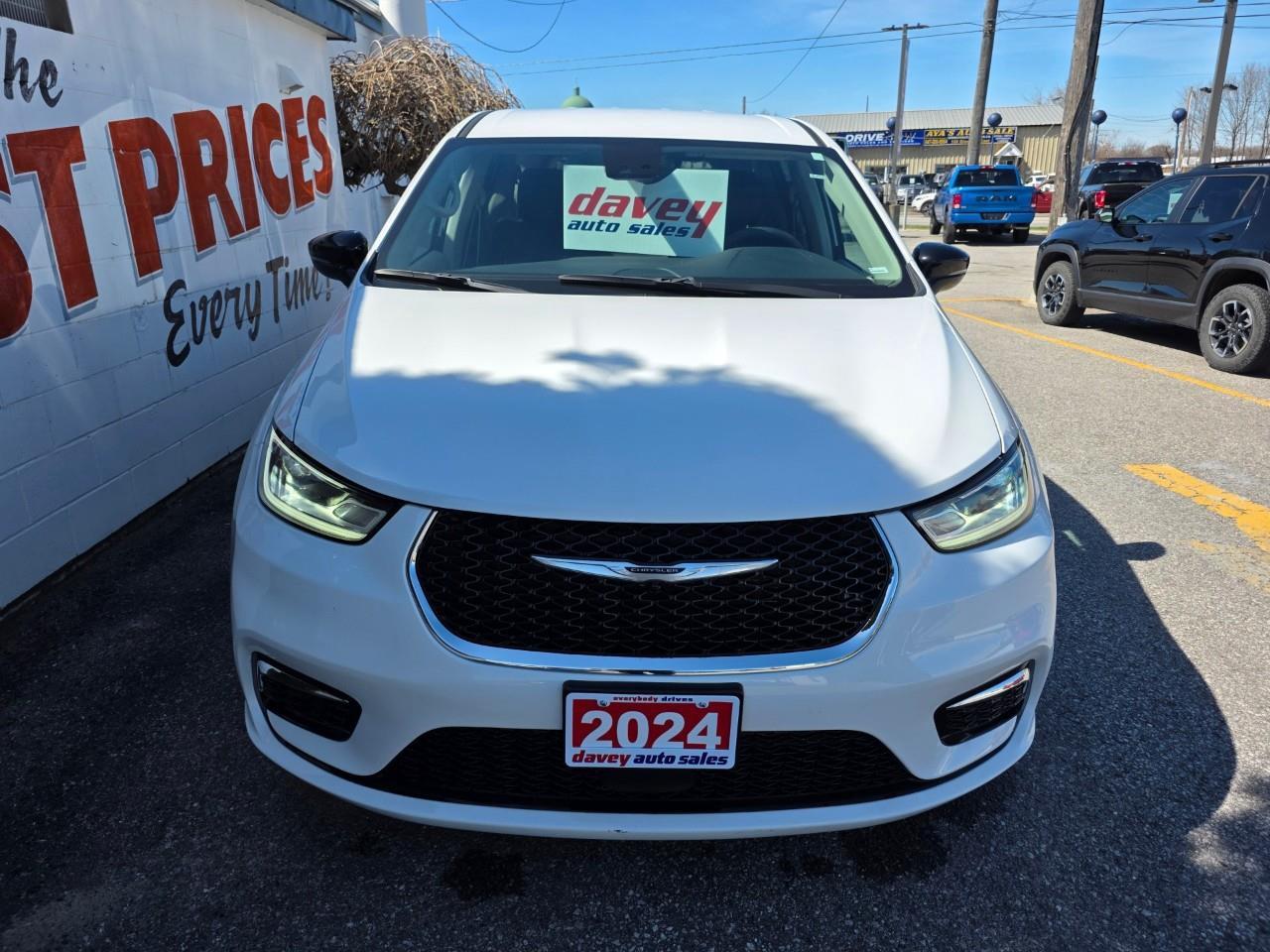 2024 Chrysler Pacifica Touring-L Front-Wheel Drive Passenger Van Photo