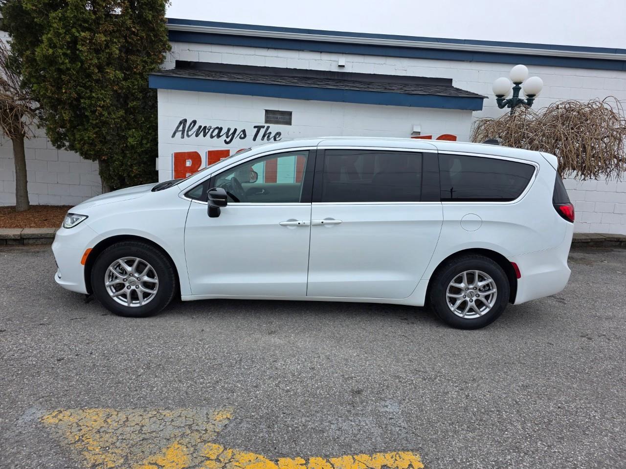 2024 Chrysler Pacifica Touring-L Front-Wheel Drive Passenger Van Photo