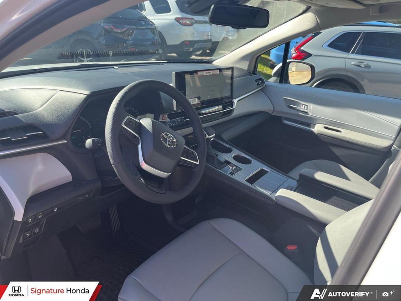2026 Toyota Sienna XLE Photo