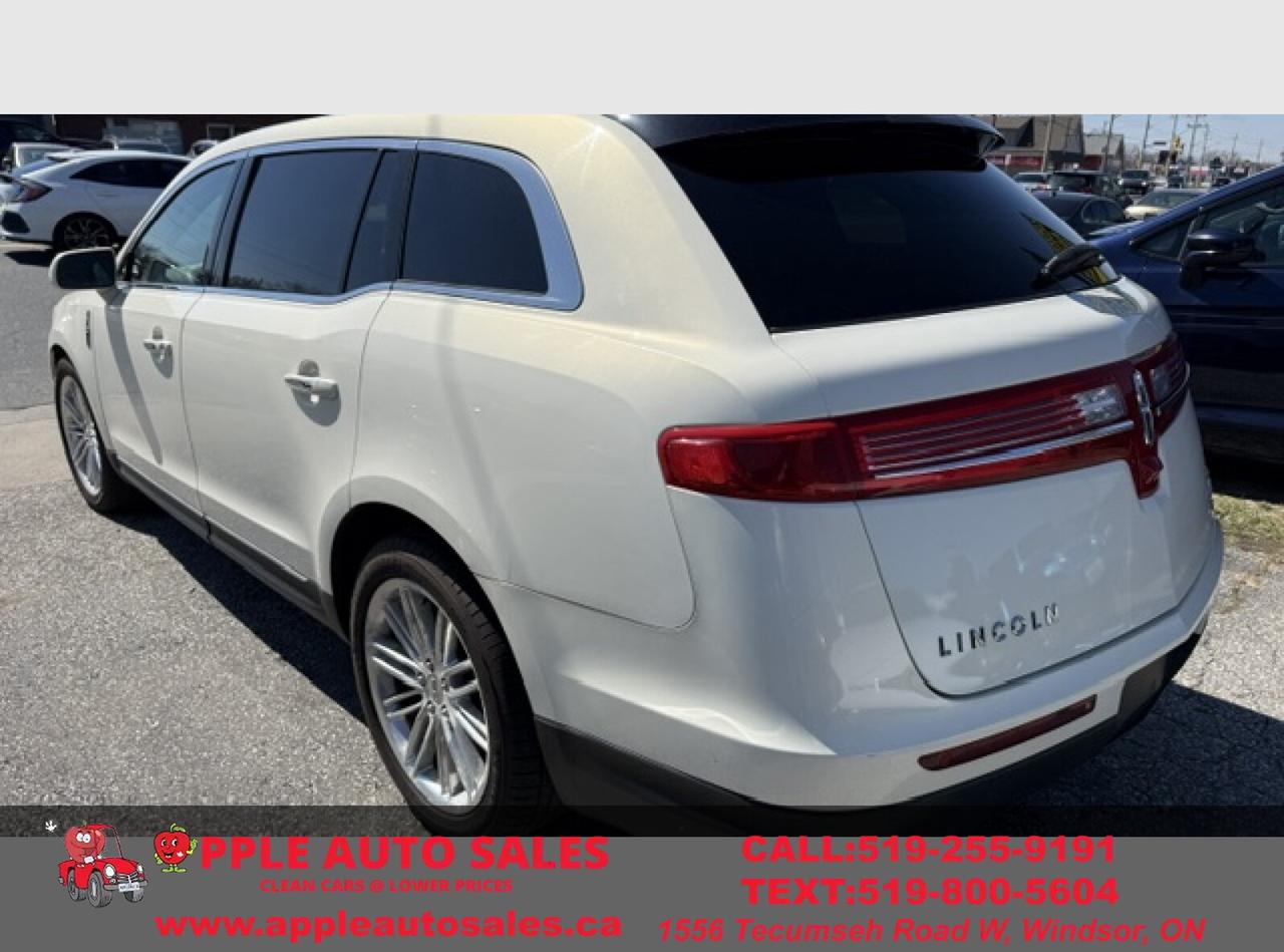 2014 Lincoln MKT  Photo