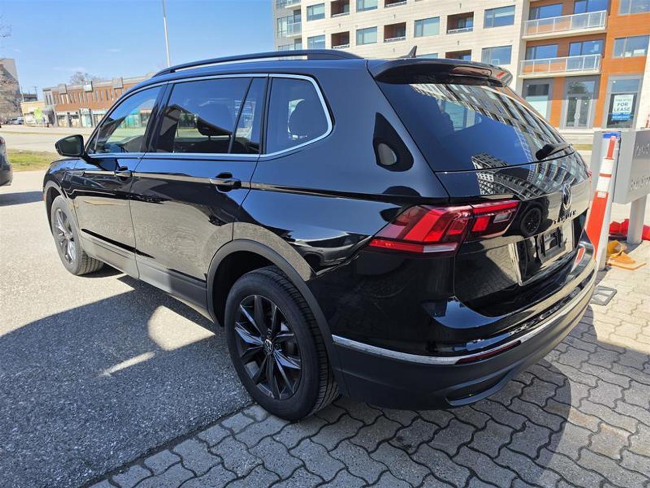 2022 Volkswagen Tiguan Comfortline 4MOTION Panoramic Roof Leather Photo3