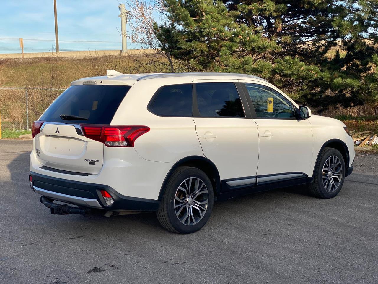 2018 Mitsubishi Outlander ES AWC SUNROOF | 7 Passengers Photo