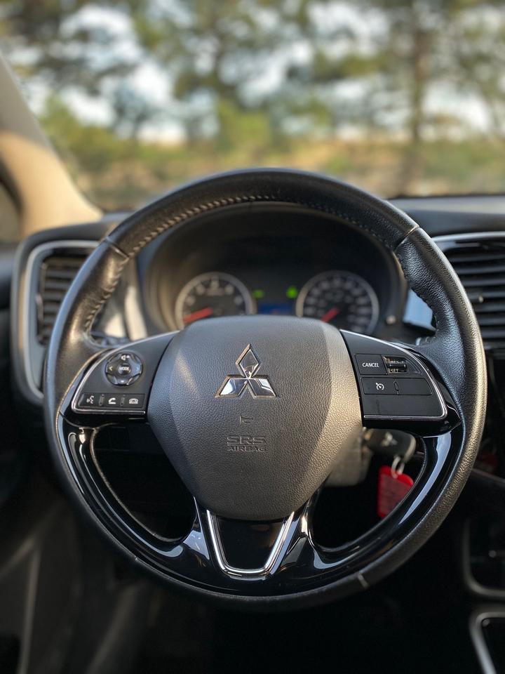 2018 Mitsubishi Outlander ES AWC SUNROOF | 7 Passengers Photo