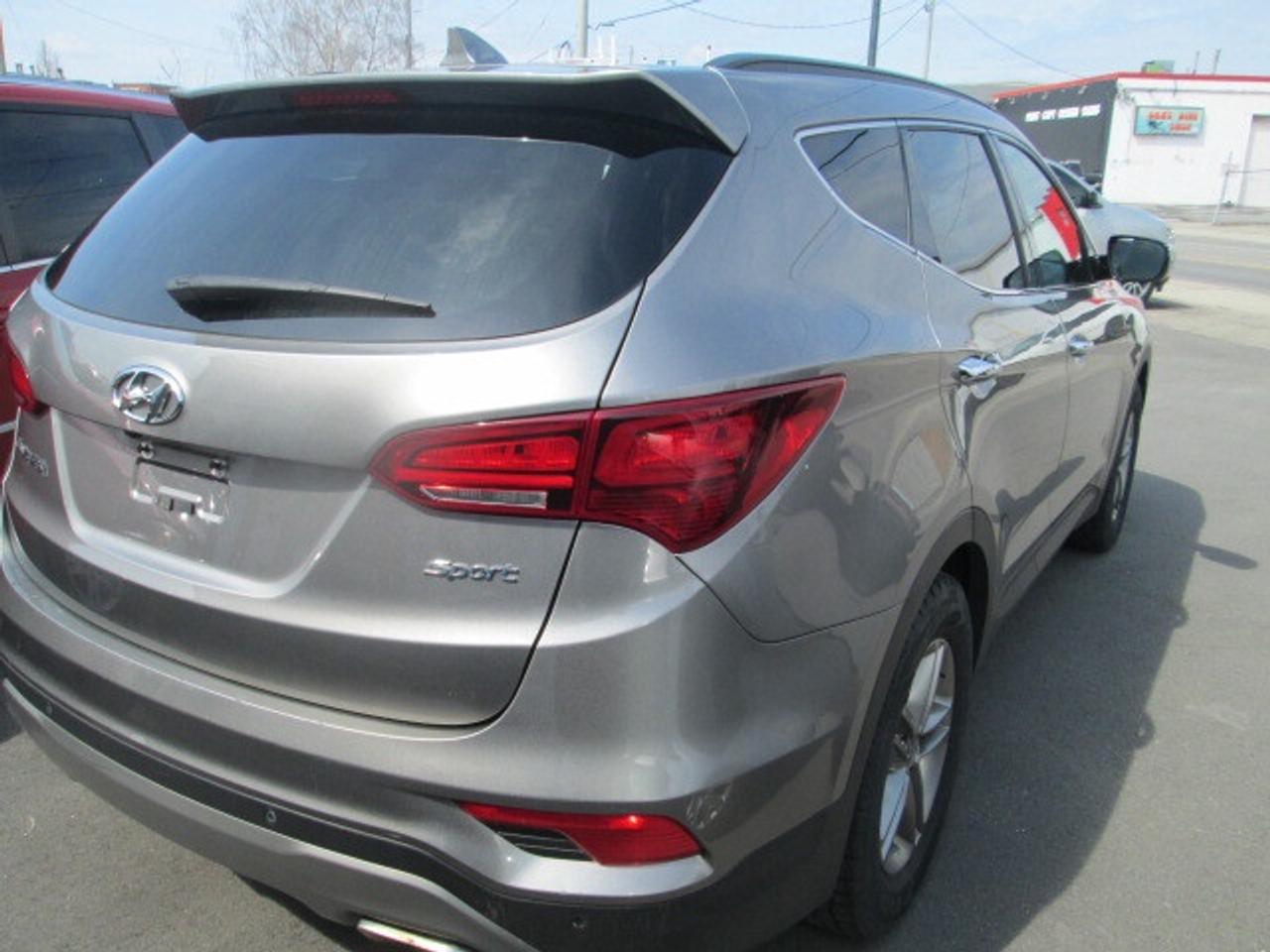2017 Hyundai Santa Fe Sport FWD 4dr 2.4L Premium, Back Up Camera, Heated Seats Photo3