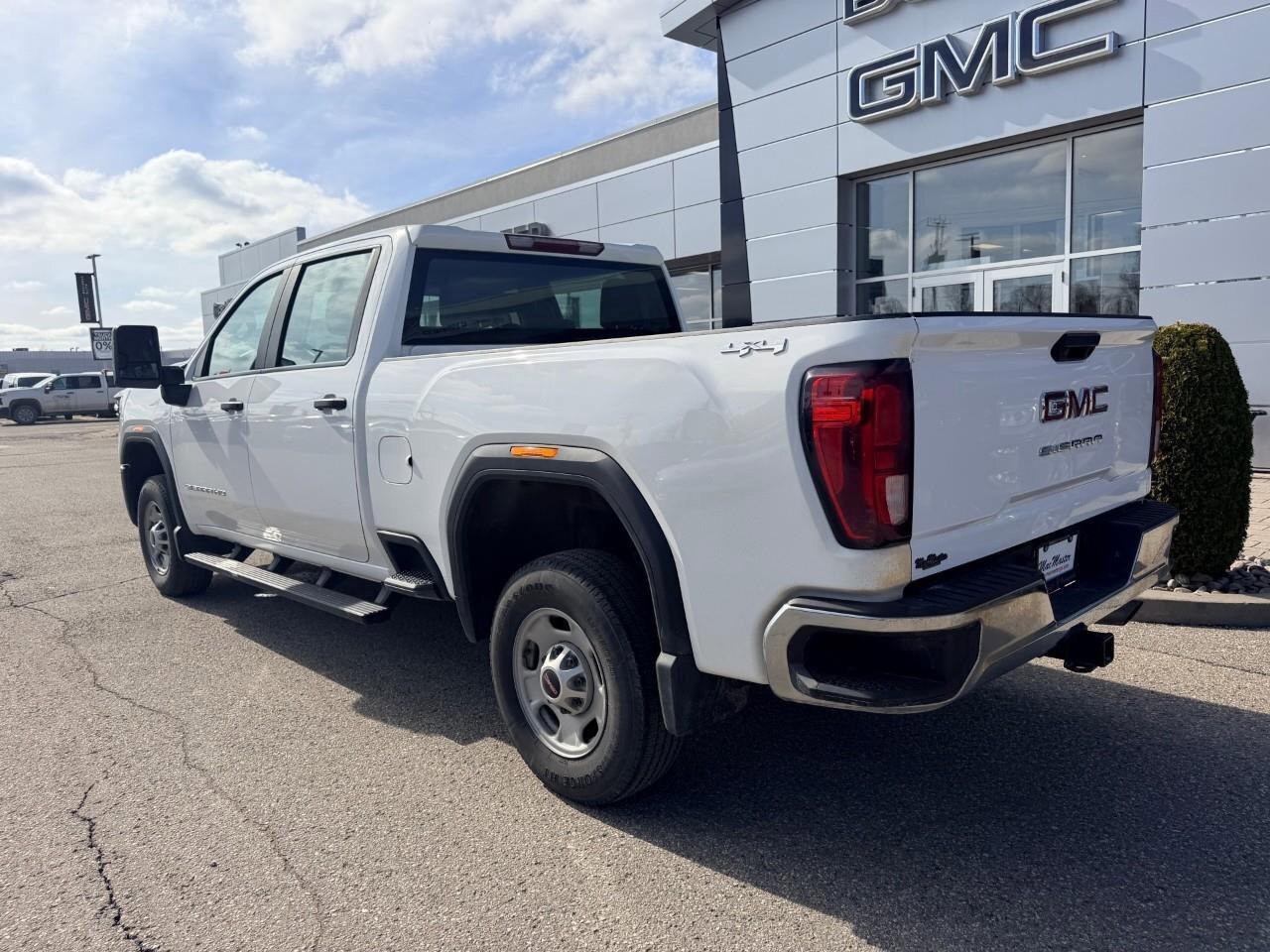 2024 GMC SIERRA 2500HD ProPRO, 6.6L V8, 4X4, STEELS, CLOTH, 1-OWNER. CERT Photo