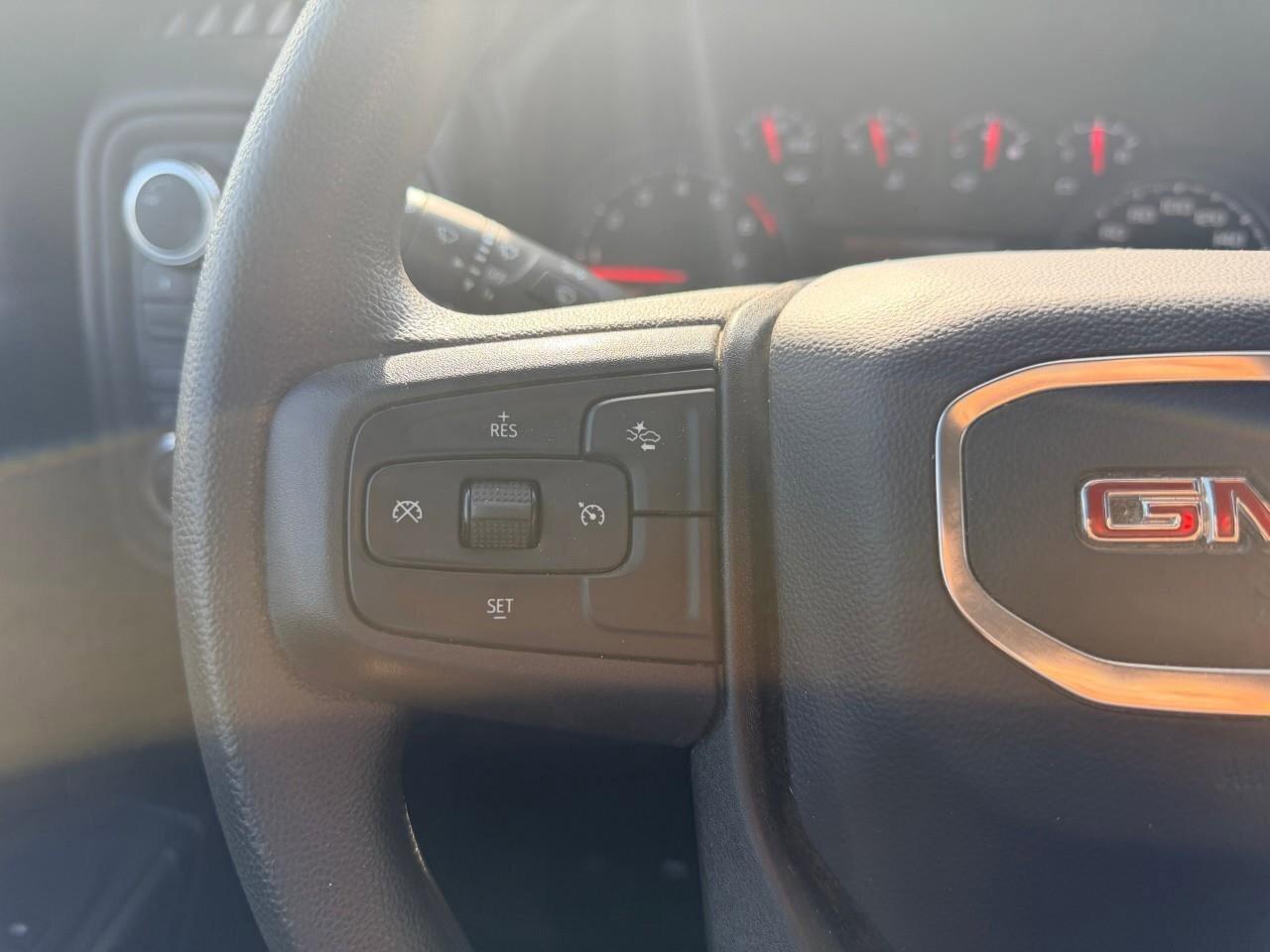 2024 GMC SIERRA 2500HD ProPRO, 6.6L V8, 4X4, STEELS, CLOTH, 1-OWNER. CERT Photo