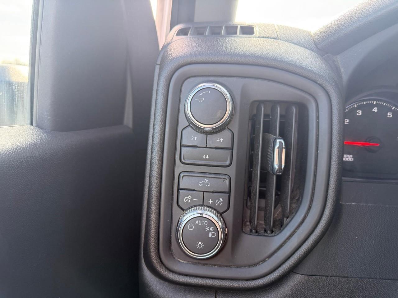 2024 GMC SIERRA 2500HD ProPRO, 6.6L V8, 4X4, STEELS, CLOTH, 1-OWNER. CERT Photo