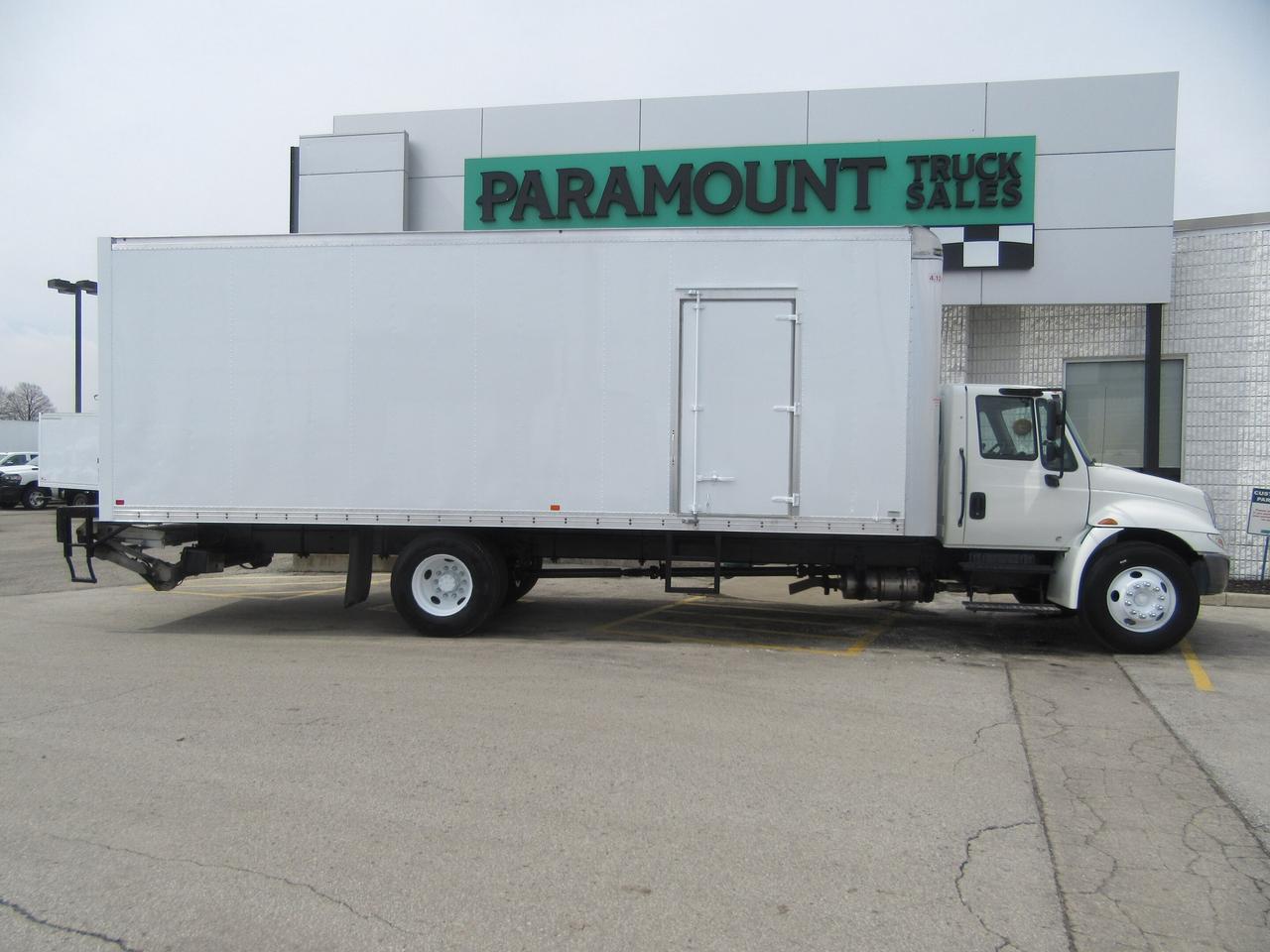2018 International 4300 CUMMINS DIESEL 26FT BOX POWER LIFTGATE & RAMP Photo