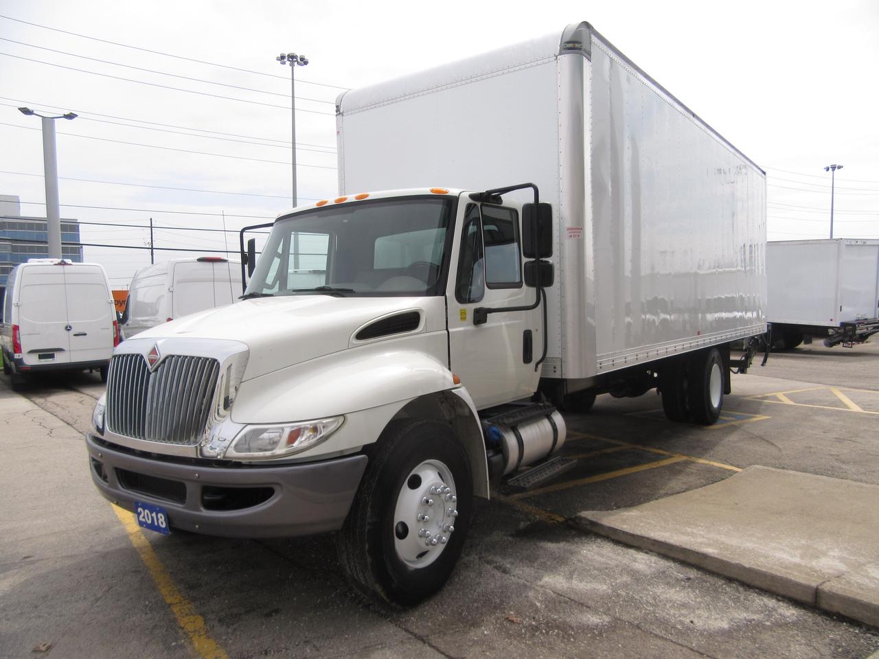 2018 International 4300 CUMMINS DIESEL 26FT BOX POWER LIFTGATE & RAMP Photo