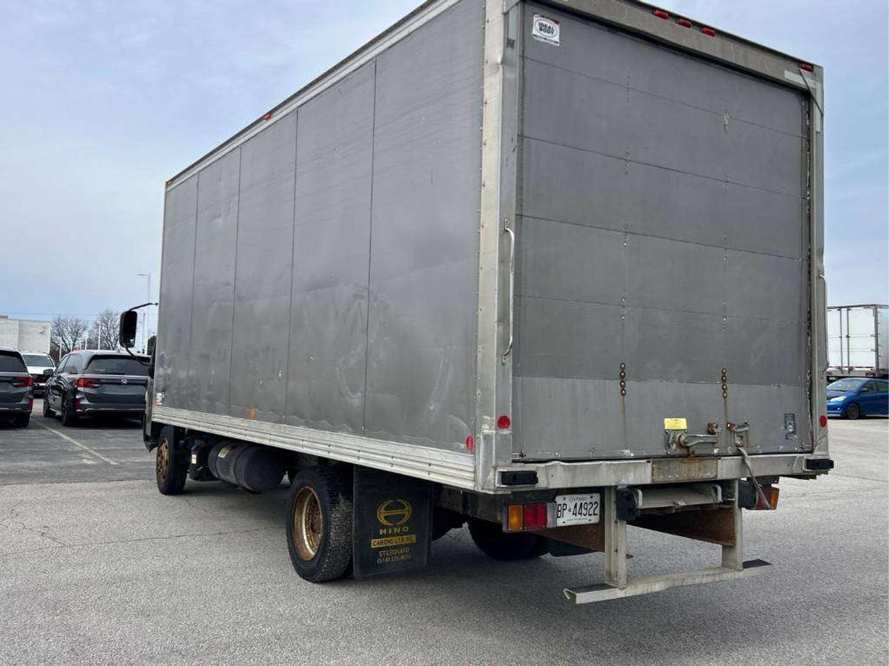 2013 Hino 195 DIESEL!!! 20 FT BOX!!! LOADING RAMP !!  HIGH BOX ! Photo