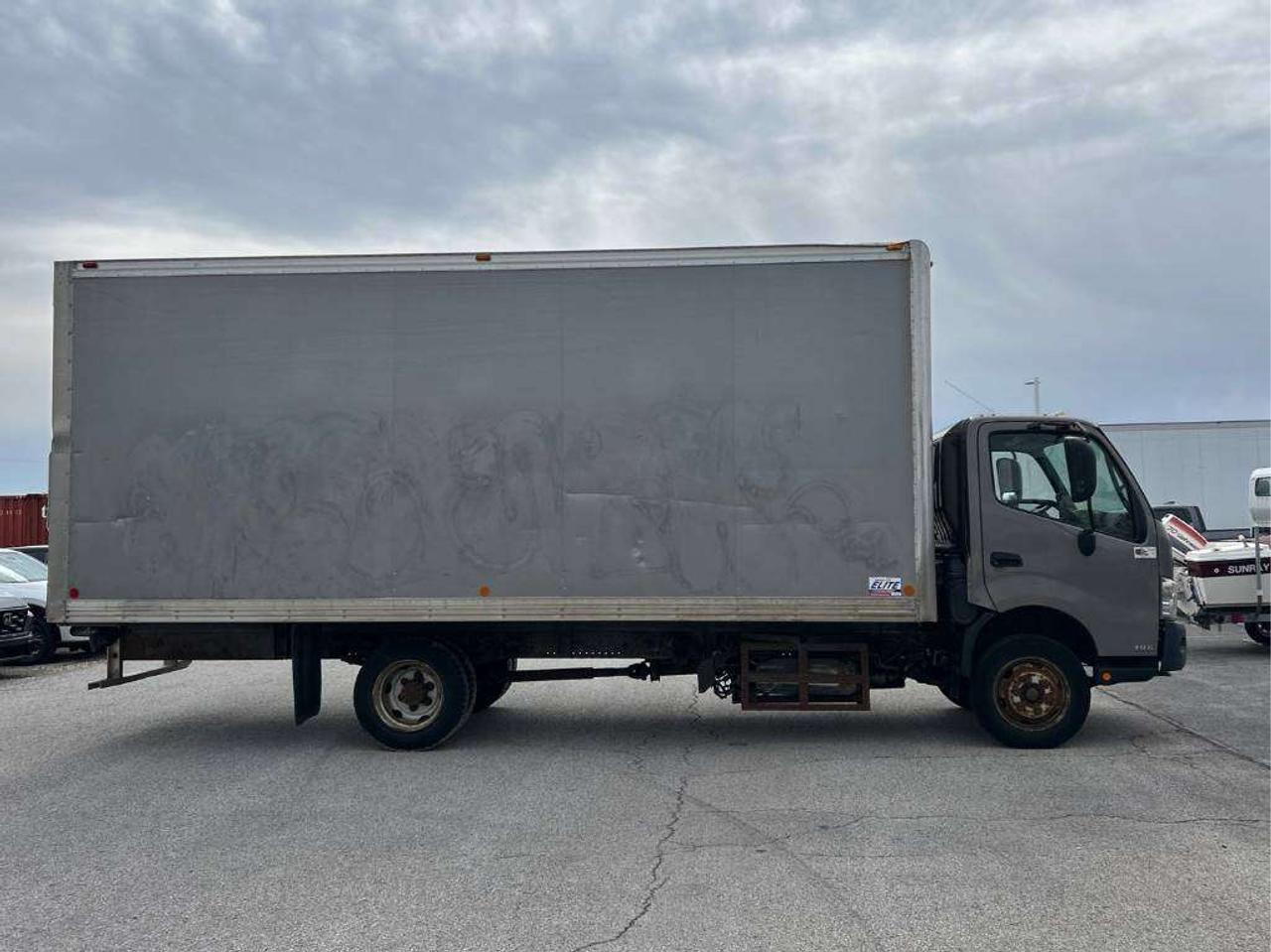 2013 Hino 195 DIESEL!!! 20 FT BOX!!! LOADING RAMP !!  HIGH BOX ! Photo
