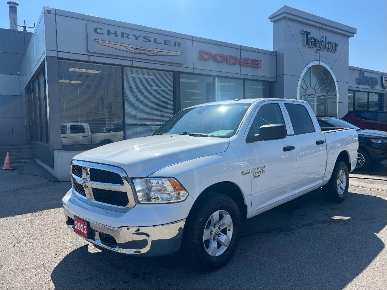 2023 RAM 1500 Classic SLT Crew 4x4 HEMI V8 *HITCH *PWR SEAT *LINER Photo