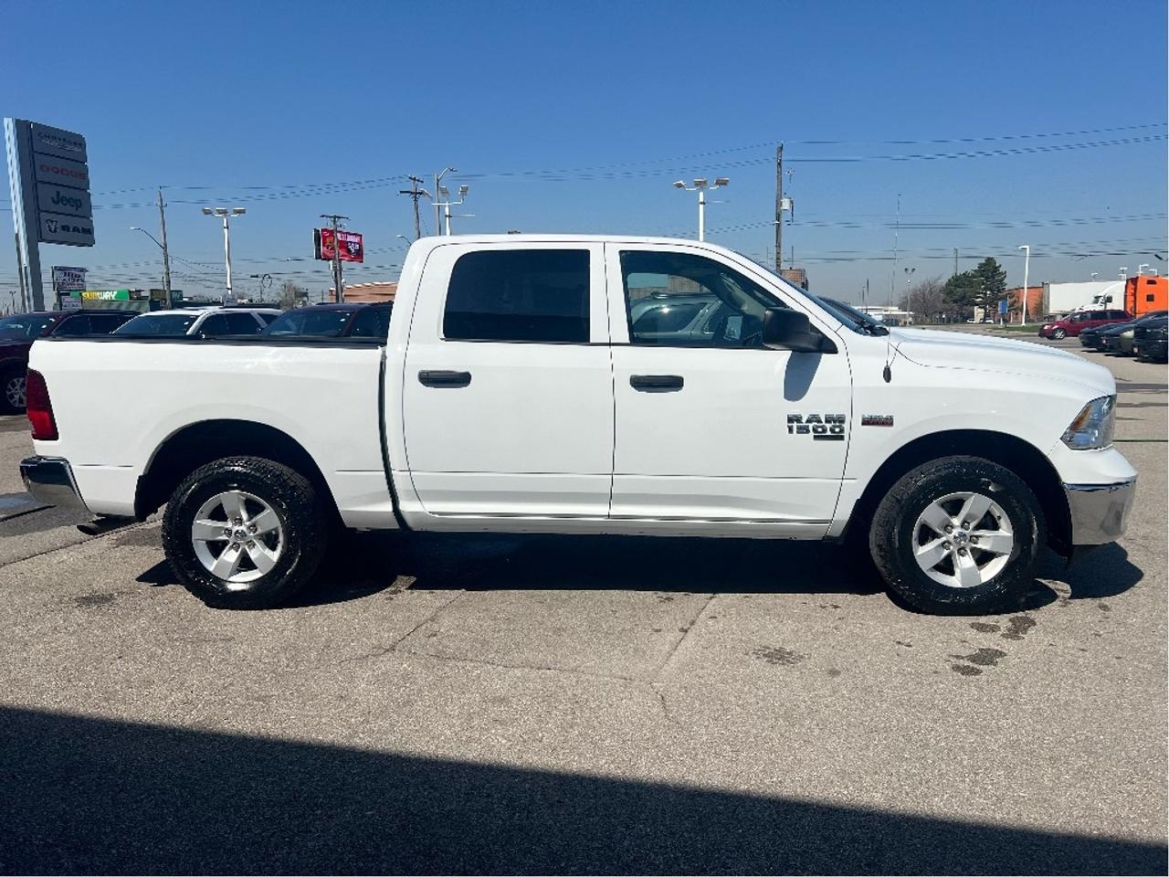 2023 RAM 1500 Classic SLT Crew 4x4 HEMI V8 *HITCH *PWR SEAT *LINER Photo