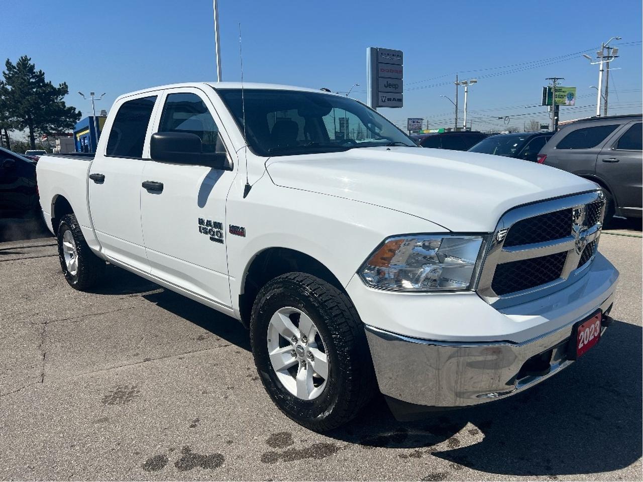 2023 RAM 1500 Classic SLT Crew 4x4 HEMI V8 *HITCH *PWR SEAT *LINER Photo4