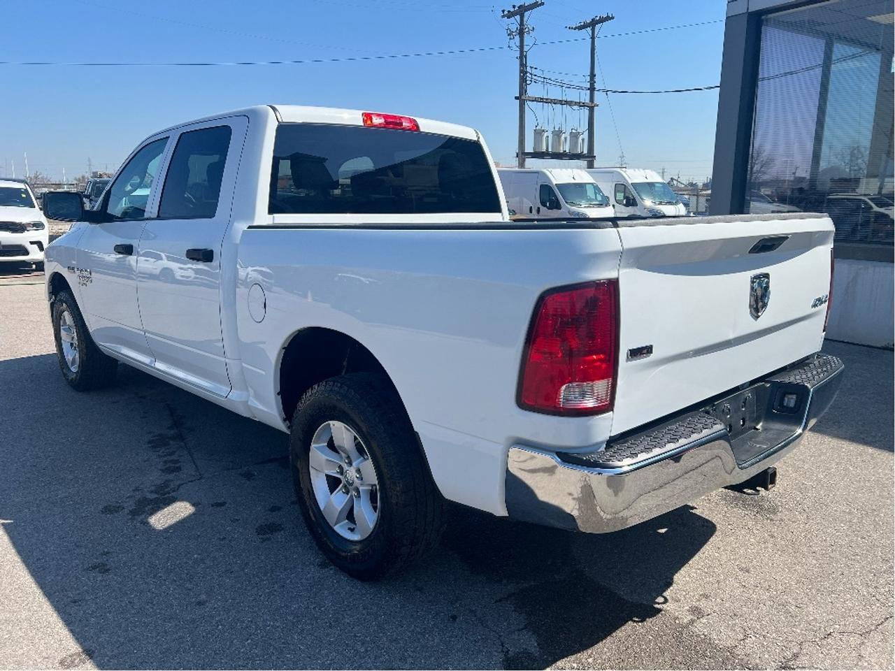 2023 RAM 1500 Classic SLT Crew 4x4 HEMI V8 *HITCH *PWR SEAT *LINER Photo