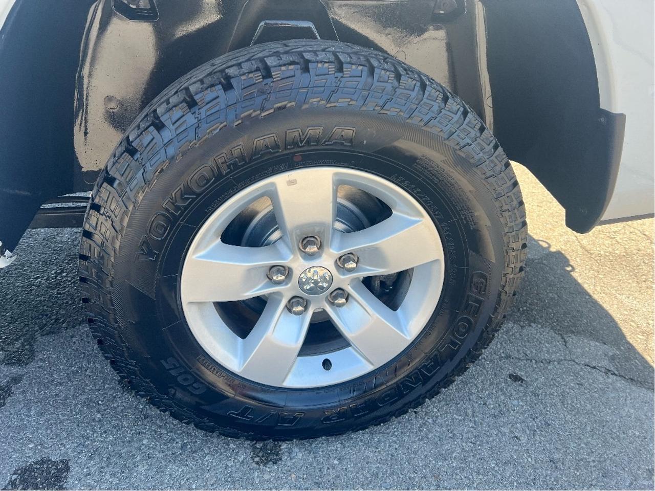 2023 RAM 1500 Classic SLT Crew 4x4 HEMI V8 *HITCH *PWR SEAT *LINER Photo
