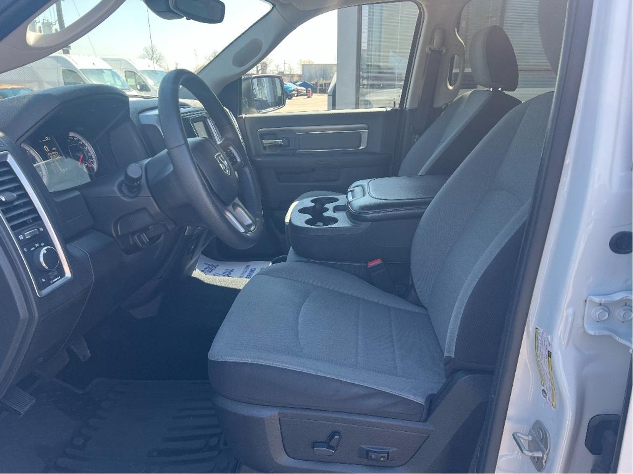 2023 RAM 1500 Classic SLT Crew 4x4 HEMI V8 *HITCH *PWR SEAT *LINER Photo