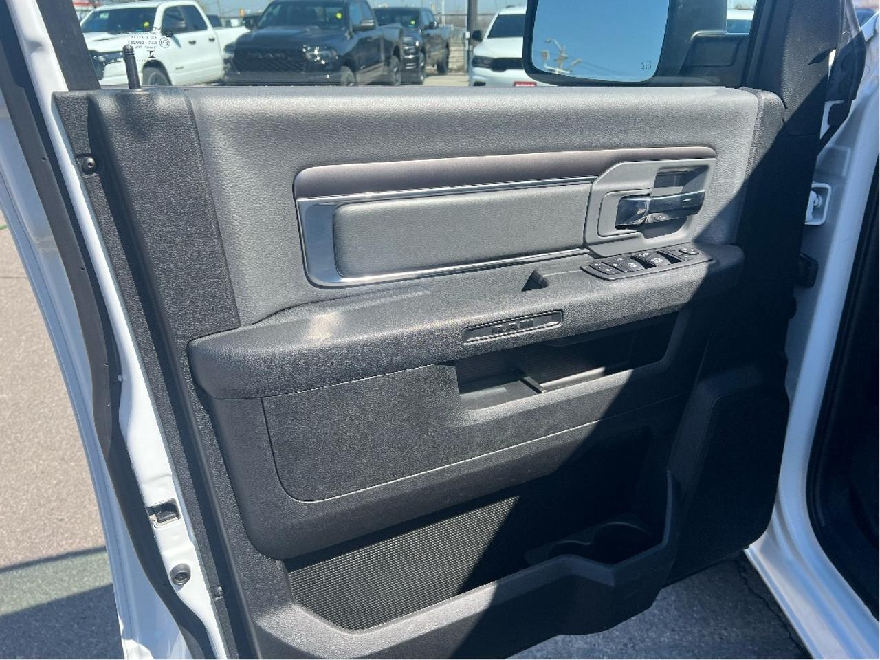 2023 RAM 1500 Classic SLT Crew 4x4 HEMI V8 *HITCH *PWR SEAT *LINER Photo