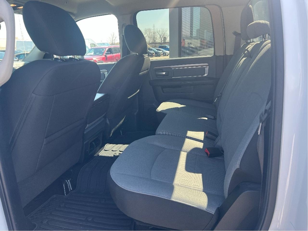 2023 RAM 1500 Classic SLT Crew 4x4 HEMI V8 *HITCH *PWR SEAT *LINER Photo