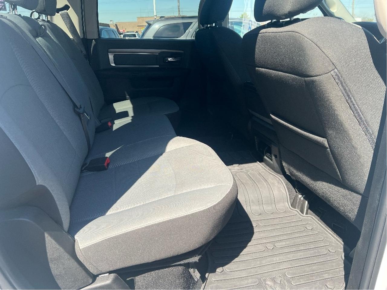 2023 RAM 1500 Classic SLT Crew 4x4 HEMI V8 *HITCH *PWR SEAT *LINER Photo