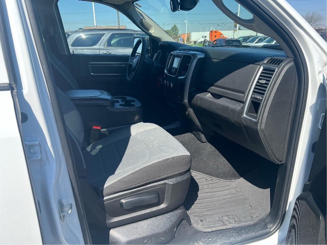 2023 RAM 1500 Classic SLT Crew 4x4 HEMI V8 *HITCH *PWR SEAT *LINER Photo