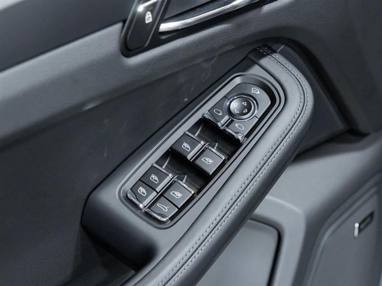 2026 Porsche Macan  Photo
