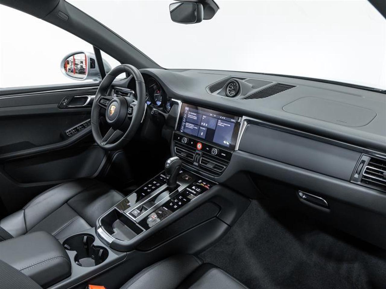 2026 Porsche Macan  Photo