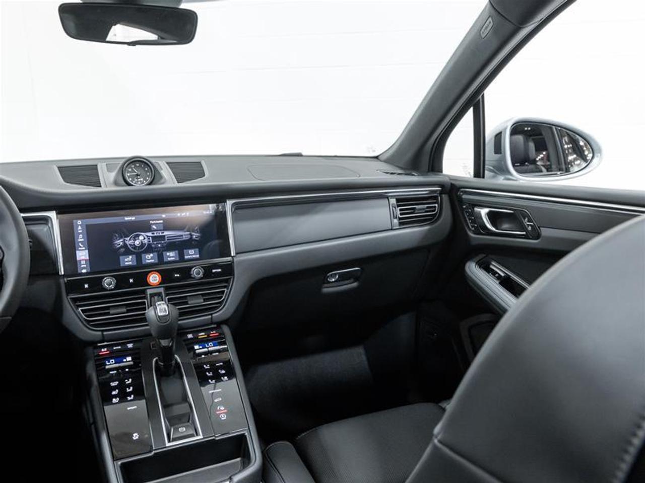 2026 Porsche Macan  Photo