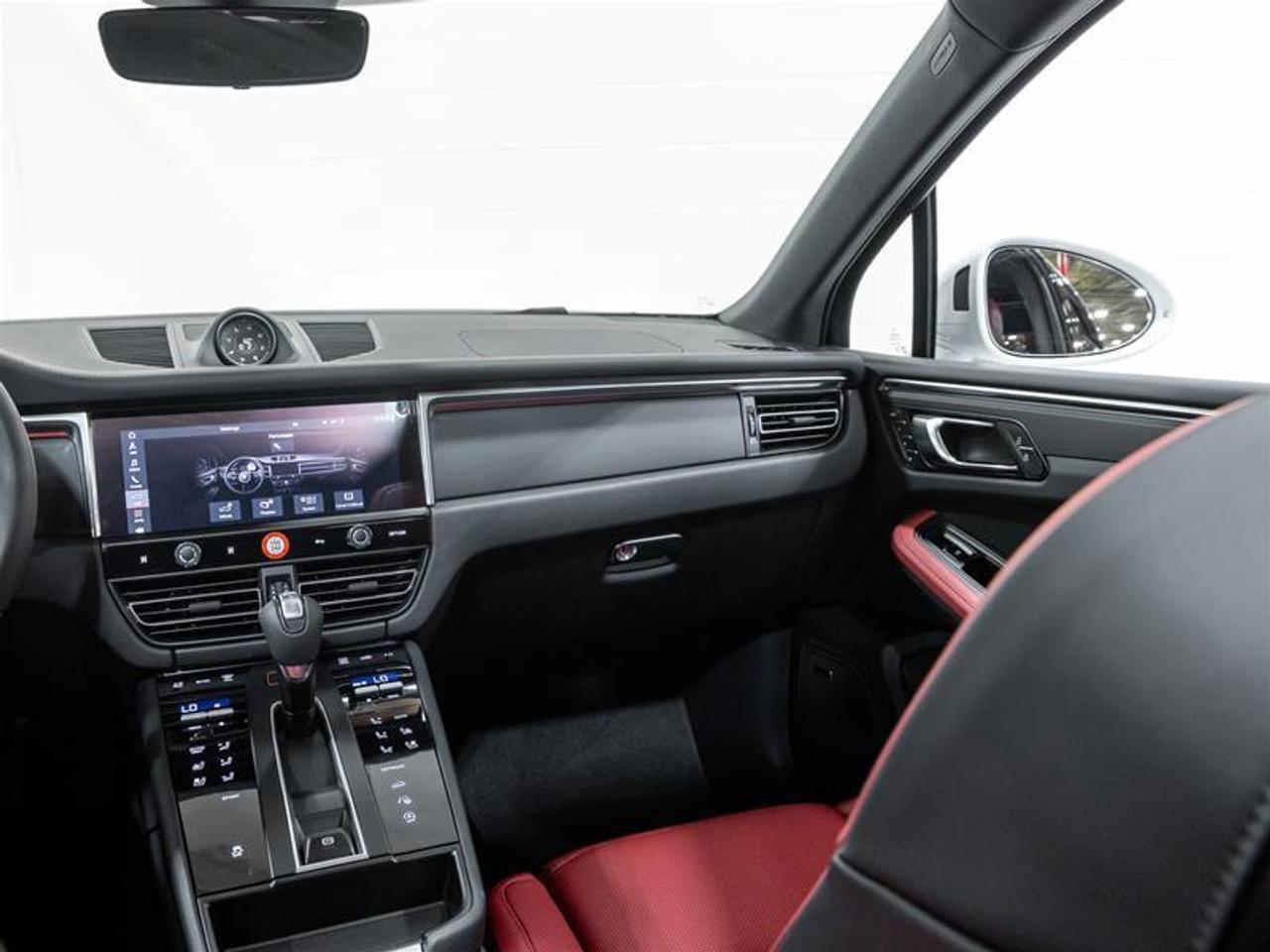 2026 Porsche Macan  Photo
