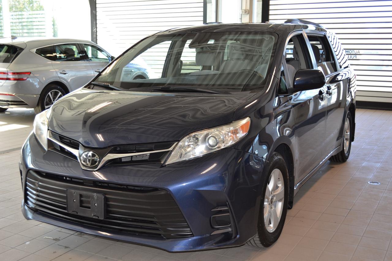 2020 Toyota Sienna LE 8-Passenger Photo0