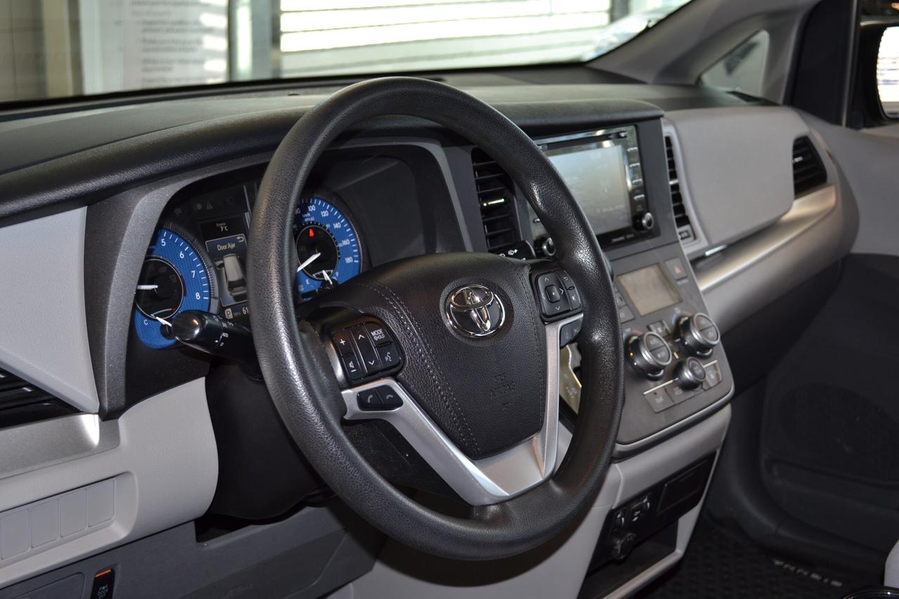 2020 Toyota Sienna LE 8-Passenger Photo