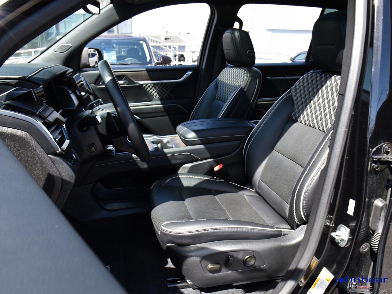 2024 GMC Acadia Denali Photo