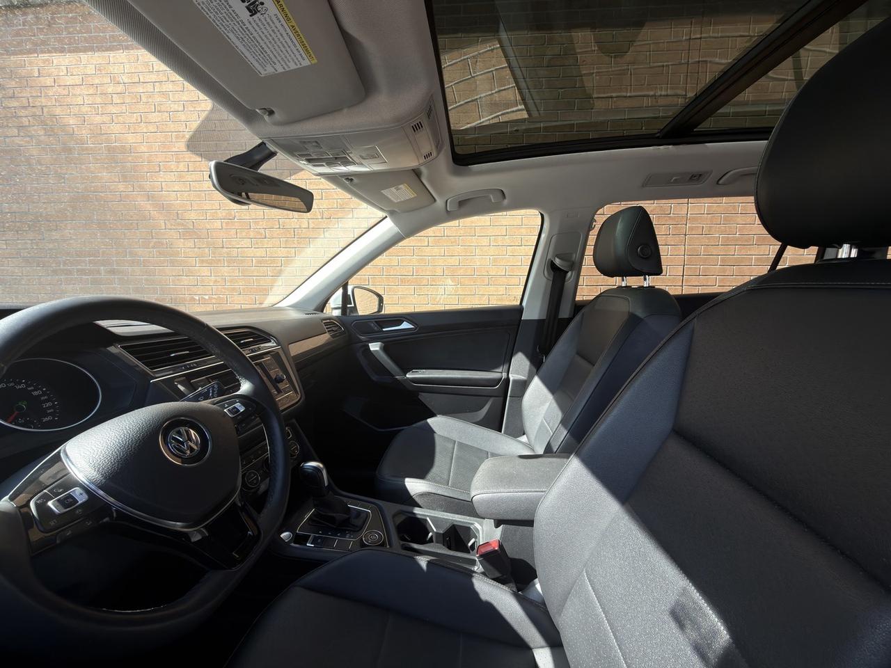 2020 Volkswagen Tiguan Comfortline 4Motion Pearl white Pano Roof   Leathe Photo